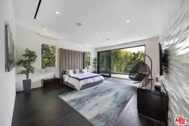 511 N Rexford Drive, Beverly Hills CA: https://media.crmls.org/mediaz/1a272084-c0eb-4ff0-9dbc-de4cbb9b6a34.jpg