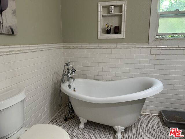 1990 7th Street, La Verne CA: https://media.crmls.org/mediaz/1a278fcb-d1f7-4565-8855-ce14b5a7fa73.jpg