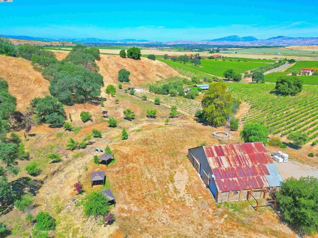 5625 Greenville Rd, Livermore CA: https://media.crmls.org/mediaz/1a27cddd-4384-43f8-ab2c-2854beb84c7d.jpg