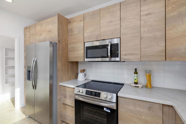 4626 4628 Derrick dr, San Diego CA: https://media.crmls.org/mediaz/1a28c91e-bde6-476b-b029-64b8d7bbe969.jpg