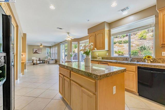 5391 Fernbank Dr, Concord CA: https://media.crmls.org/mediaz/1a28cd4d-42ff-4bc0-956d-c4054872ded3.jpg