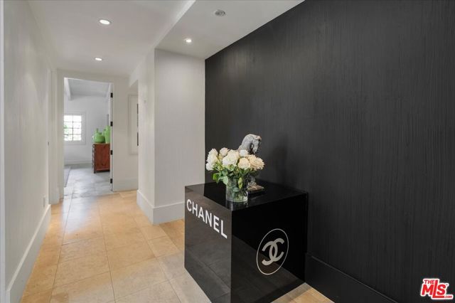 1100 Pine Drive, Beverly Hills CA: https://media.crmls.org/mediaz/1a28e586-18b7-4e01-a876-3c0bac4fc477.jpg