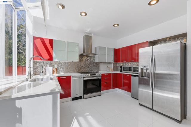 906 Vista Pointe Dr, San Ramon CA: https://media.crmls.org/mediaz/1a2a49e9-1307-43e6-841a-308a6098a1c0.jpg