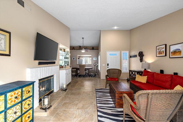 285 Desert Falls E Drive, Palm Desert CA: https://media.crmls.org/mediaz/1a2ac4d4-8349-4039-8950-233c4d62ef1a.jpg