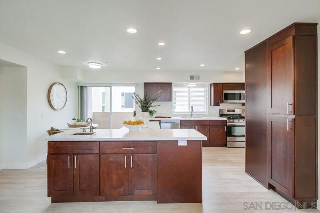 1703 La Playa Ave, San Diego CA: https://media.crmls.org/mediaz/1a2ace35-3339-42e9-8f85-b48605cbe85d.jpg