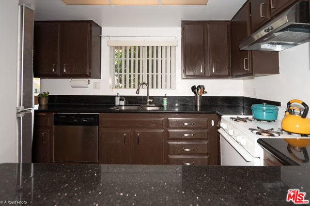 8744 DARBY Avenue, 8 photo 7