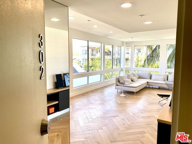 2237 S Bentley Avenue, Los Angeles CA: https://media.crmls.org/mediaz/1a2e85af-8b31-49f3-a3bf-5da8a2d7e498.jpg