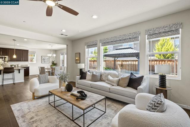 589 W Huntington Ave, Mountain House CA: https://media.crmls.org/mediaz/1a2ee0ad-26e8-4568-921d-1205aa905b5f.jpg