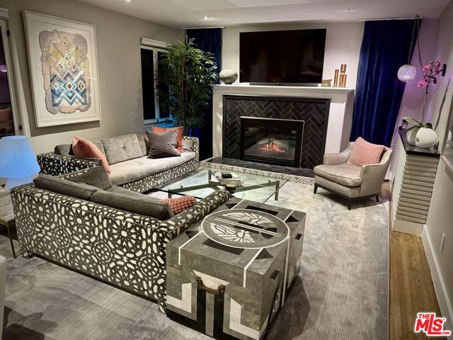 2066 GLENCOE Way, Los Angeles CA: https://media.crmls.org/mediaz/1a2f7219-88cb-43a2-a012-4875cfddd67d.jpg