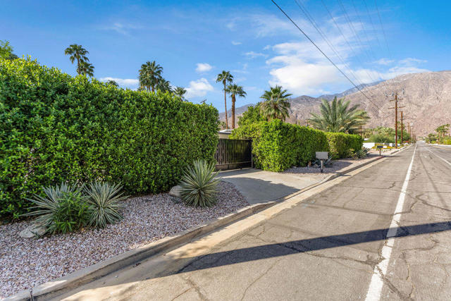 1075 E Sunny Dunes Road, Palm Springs, CA 92264