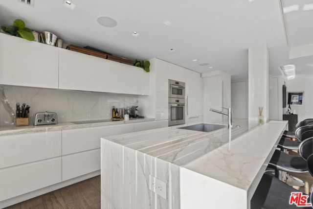 838 N Doheny Drive, West Hollywood CA: https://media.crmls.org/mediaz/1a31b15f-7dcd-4bba-8fd4-48d6d7070d12.jpg