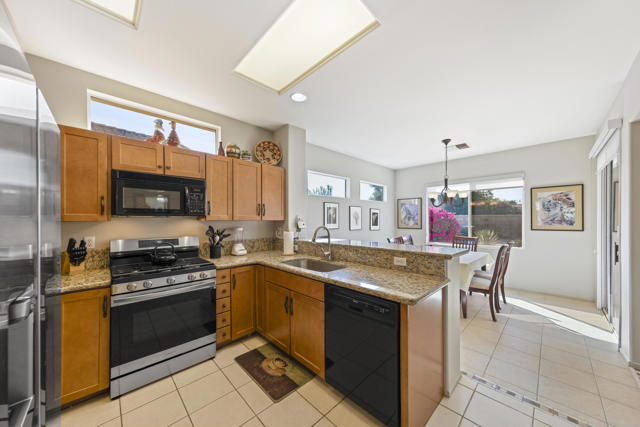 78813 Iron Bark Drive, Palm Desert CA: https://media.crmls.org/mediaz/1a32f3ad-e505-4246-af93-f70d5f85af2e.jpg