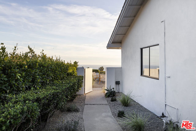 20374 Seaboard Road, Malibu CA: https://media.crmls.org/mediaz/1a331a09-34fa-45fa-be36-3f8041887c55.jpg