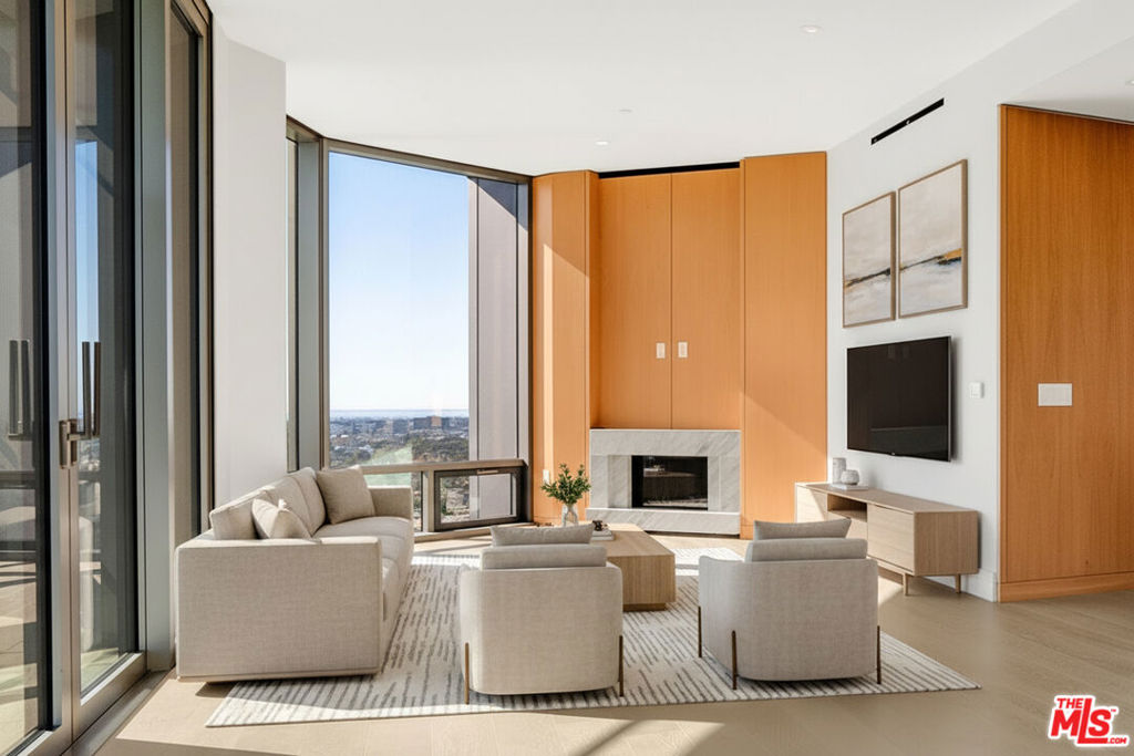 211 W Elm Court #16B