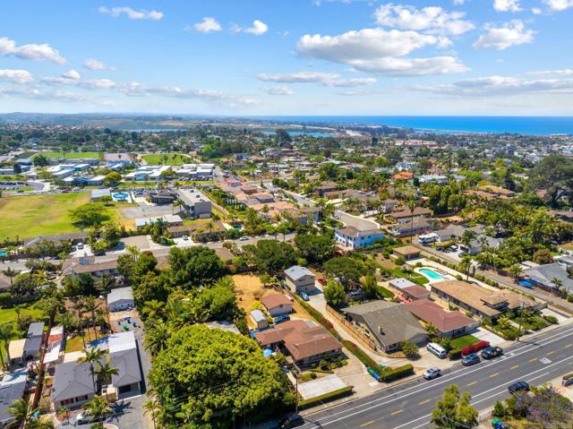 1565 Chestnut Avenue, Carlsbad CA: https://media.crmls.org/mediaz/1a352a96-1ffd-4e07-a14b-904493720cd5.jpg