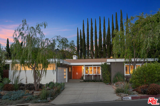 11575 Dona Dorotea Drive, Studio City CA: https://media.crmls.org/mediaz/1a36afc2-d7ff-4f36-b8ad-860bcc75f04a.jpg