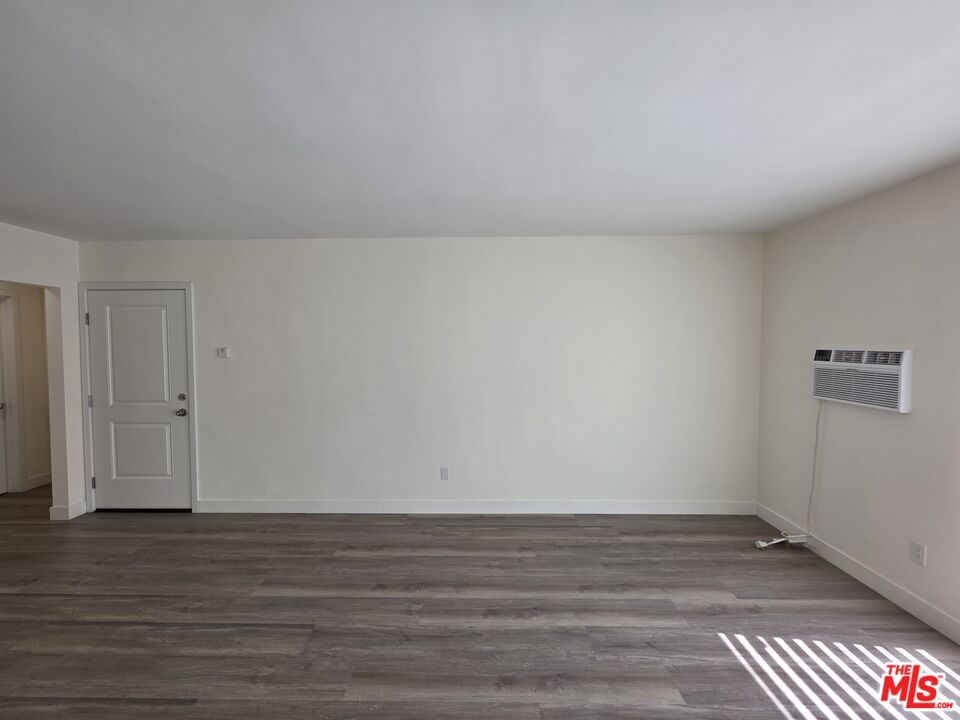 https://media.crmls.org/mediaz/1a36f02f-7177-4872-9a76-d5d219f63cdd.jpg?preset=X-Large