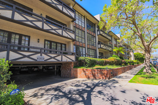 133 S Oakhurst Drive, Beverly Hills CA: https://media.crmls.org/mediaz/1a374f02-1bf4-45de-b5a0-6f769bcecff1.jpg