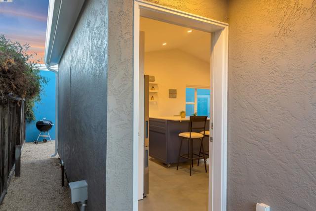 930 Magnolia Drive, Alameda CA: https://media.crmls.org/mediaz/1a37a5bc-ec0c-4e96-afff-d457c3485055.jpg