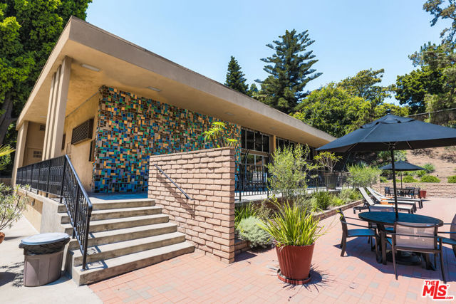6700 Hillpark Drive, Los Angeles CA: https://media.crmls.org/mediaz/1a37c739-f669-4cf8-8c7f-57916c9d057b.jpg