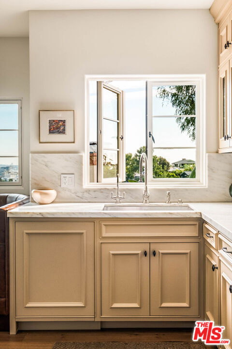 7020 La Presa Drive, Los Angeles CA: https://media.crmls.org/mediaz/1a37e588-326d-410a-8b15-4cef40e8cf6b.jpg