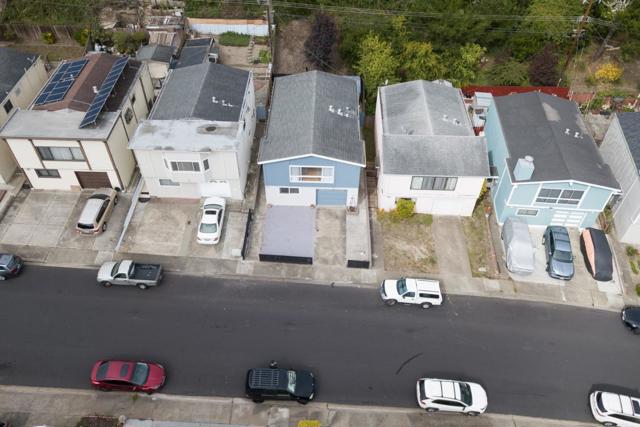 16 Canterbury Avenue, Daly City CA: https://media.crmls.org/mediaz/1a3a1c46-5522-4034-a10e-5d170f5eacfd.jpg