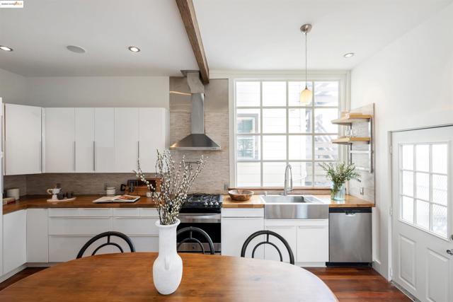 1402 15th St, San Francisco CA: https://media.crmls.org/mediaz/1a3a2669-1d9d-49ff-9c89-45b24c841341.jpg