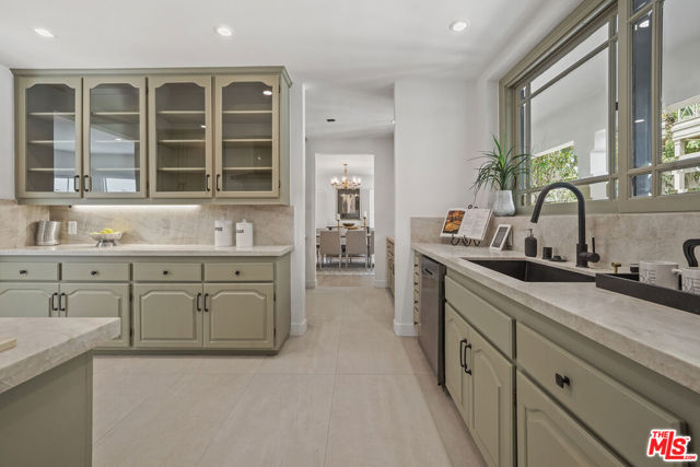 712 N RODEO Drive, Beverly Hills CA: https://media.crmls.org/mediaz/1a3b3f19-6f58-4dbd-b6ad-15bcd1d84f1b.jpg