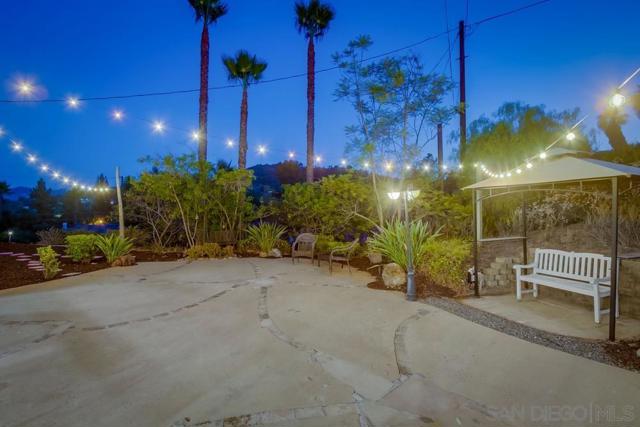 2543 Daisy Ln, Fallbrook CA: https://media.crmls.org/mediaz/1a3b5e5a-cc26-448b-9b3b-dccde9cd2ed8.jpg