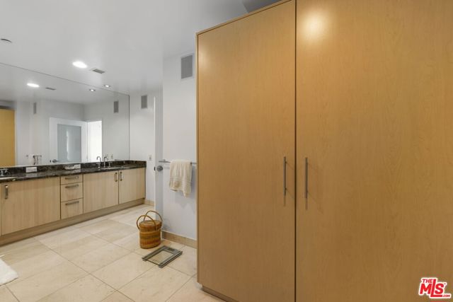 13650 Marina Pointe Drive, Marina del Rey CA: https://media.crmls.org/mediaz/1a3b6971-0b53-493b-ab7b-797a9b128ea7.jpg