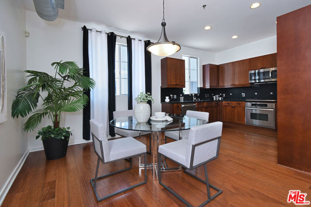 5350 Playa Vista Drive, Playa Vista CA: https://media.crmls.org/mediaz/1a3ba44d-2ea7-412a-8978-91a30f7eb279.jpg