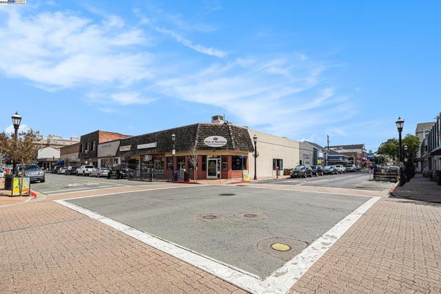 925 GRANDVIEW AVE, Martinez CA: https://media.crmls.org/mediaz/1a3bbd16-d50c-428c-9c7f-64981bbc7b9c.jpg
