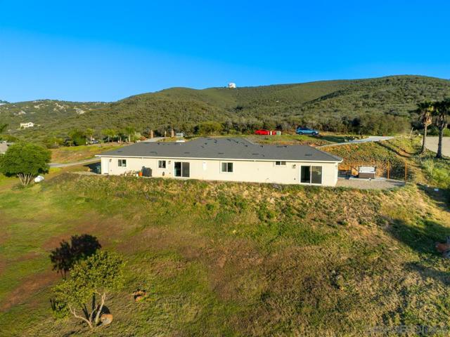 22916 Tombill Rd, Ramona CA: https://media.crmls.org/mediaz/1a3bdc69-3c78-46d2-bdd4-78248f42b00e.jpg