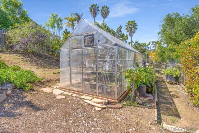 1131 Vale Terrace Dr, Vista CA: https://media.crmls.org/mediaz/1a3bee81-e0af-4c32-a9b1-d04b31b7b0ff.jpg