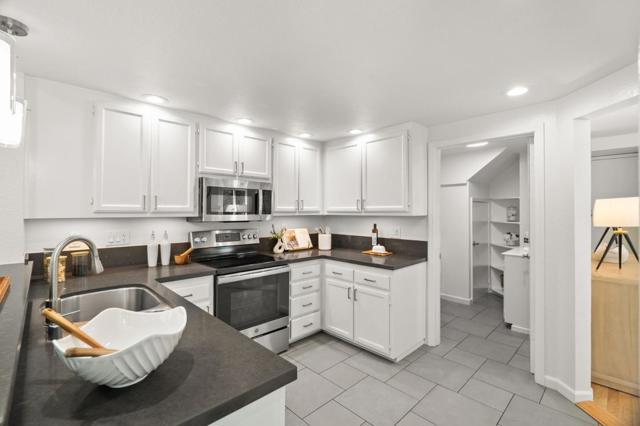 462 Mountain Laurel Court, Mountain View CA: https://media.crmls.org/mediaz/1a3d22d6-847c-4d68-b5bc-1525318d2e12.jpg
