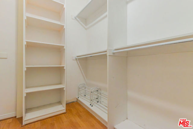458 N Oakhurst, Beverly Hills CA: https://media.crmls.org/mediaz/1a3d425e-2022-4249-ba24-e1138fad760e.jpg