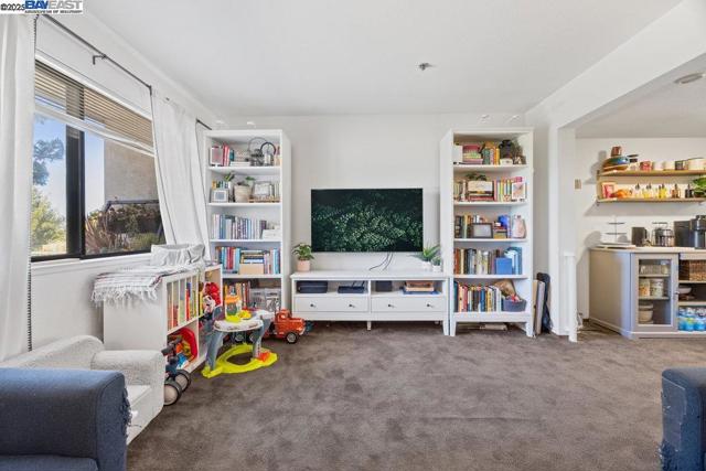 21000 Ocean View Dr, Hayward CA: https://media.crmls.org/mediaz/1a3d622c-41b9-45fb-b8c4-cf29e87b26e9.jpg