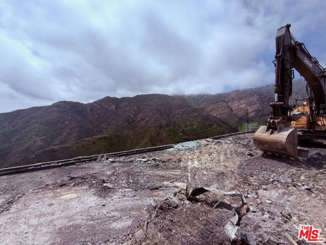 2401 Rambla Pacifico Street, Malibu CA: https://media.crmls.org/mediaz/1a3fb633-8eb9-4b39-a5af-808c77f76539.jpg