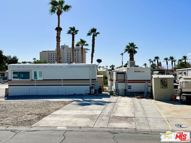 84250 Indio Springs Drive, Indio CA: https://media.crmls.org/mediaz/1a3fc419-796b-444c-baea-aef27e81ac59.jpg