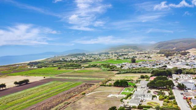 415 Kelly Avenue, Half Moon Bay CA: https://media.crmls.org/mediaz/1a3fe9c7-d7ea-4faa-83ca-d945c315a92d.jpg