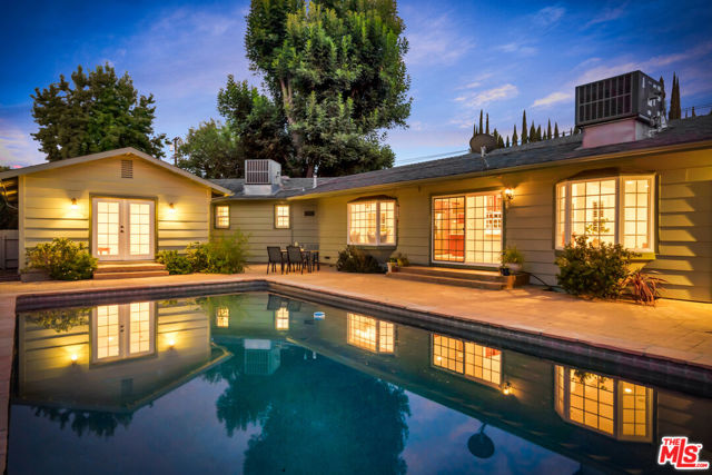 6001 Oakdale Avenue, Woodland Hills CA: https://media.crmls.org/mediaz/1a40e80a-e064-41ed-b199-1742aecb7141.jpg