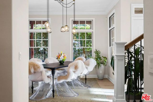 2584 Bungalow Place, Corona del Mar CA: https://media.crmls.org/mediaz/1a40f022-853d-4ef6-b3b7-b43c89e4999e.jpg