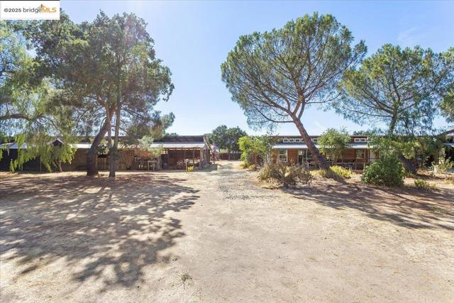 5665 Victoria LN, Livermore CA: https://media.crmls.org/mediaz/1a41062e-4219-4adb-809e-cd0fdd1195cc.jpg