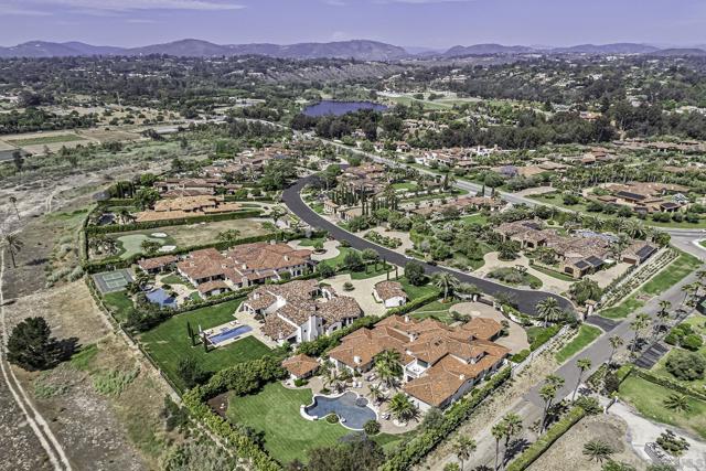 15823 The River Trail, Rancho Santa Fe CA: https://media.crmls.org/mediaz/1a414418-999b-443f-bb4f-4d29fea64c9f.jpg