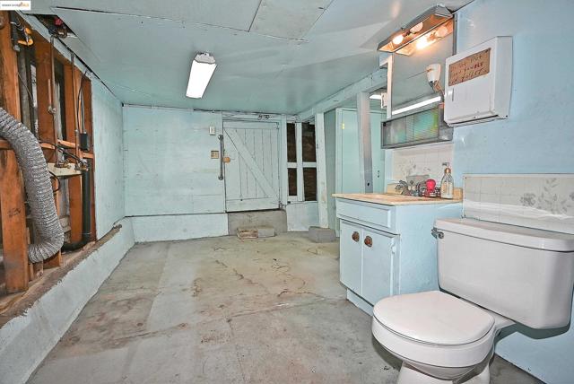 672 33Rd St, Oakland CA: https://media.crmls.org/mediaz/1a4170c3-94ab-4499-8bcd-5143d9dc7d9d.jpg