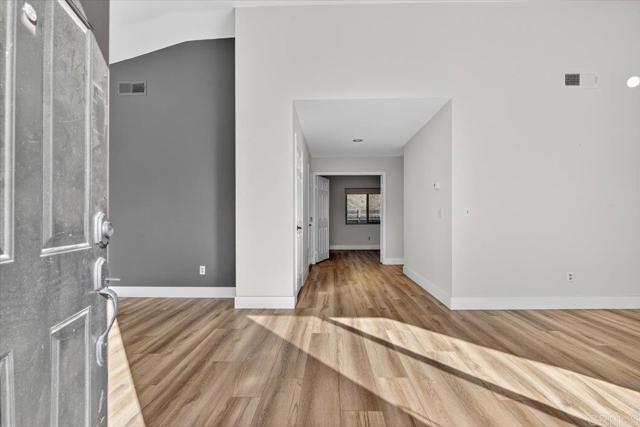 Detail Gallery Image 5 of 42 For 135 Neptune Pl, Escondido,  CA 92026 - 3 Beds | 2 Baths