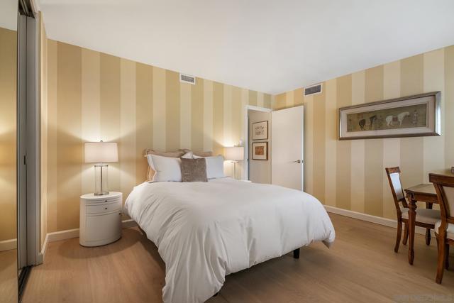939 Coast Blvd. 5G, La Jolla CA: https://media.crmls.org/mediaz/1a4201e0-283a-497e-a832-0ff2cd00415f.jpg