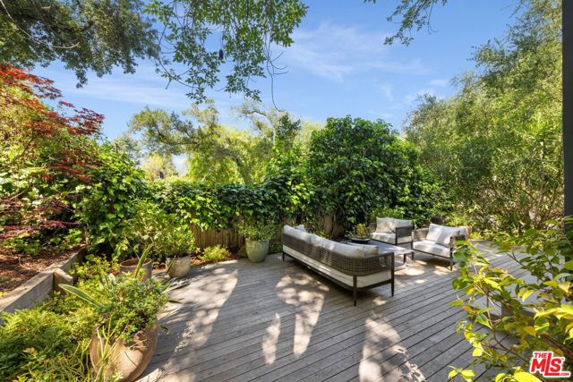 8811 Wonderland Avenue, Los Angeles CA: https://media.crmls.org/mediaz/1a422de9-07ec-4f09-9d00-35aa3024ad06.jpg