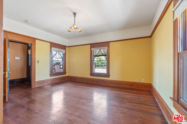1049 Elden Avenue, Los Angeles CA: https://media.crmls.org/mediaz/1a42cb1f-d47a-43a0-9c65-b4c1b2c66c10.jpg
