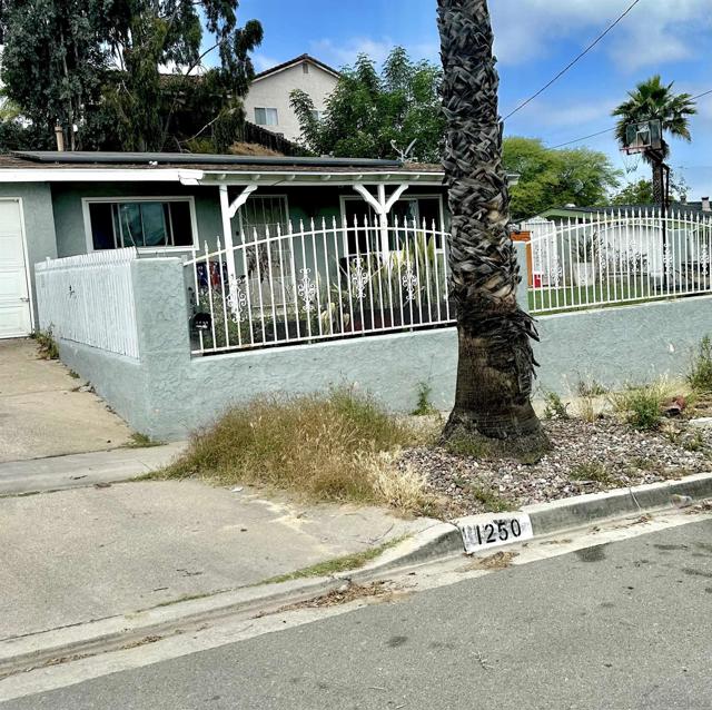 1250 Josselyn Ave, Chula Vista CA: https://media.crmls.org/mediaz/1a439cf8-a266-46e4-b36a-91b3bb0b9b8f.jpg